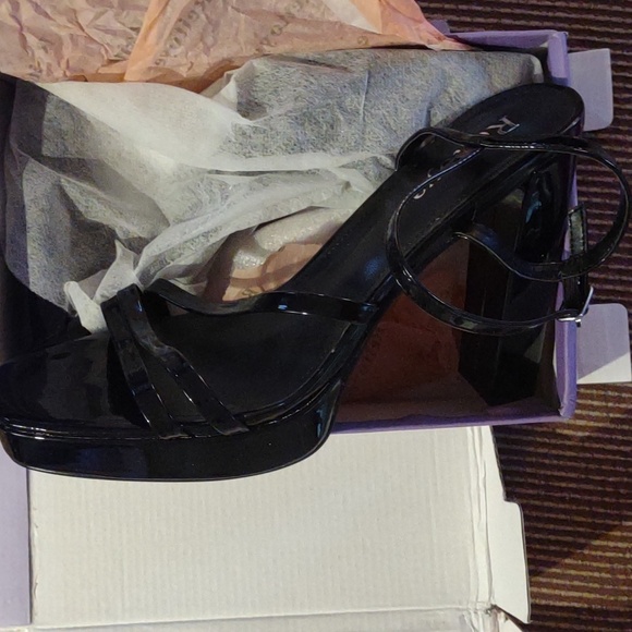 Strappy open toe, pltstform comfy heel sandals  sz 11 - Picture 2 of 10